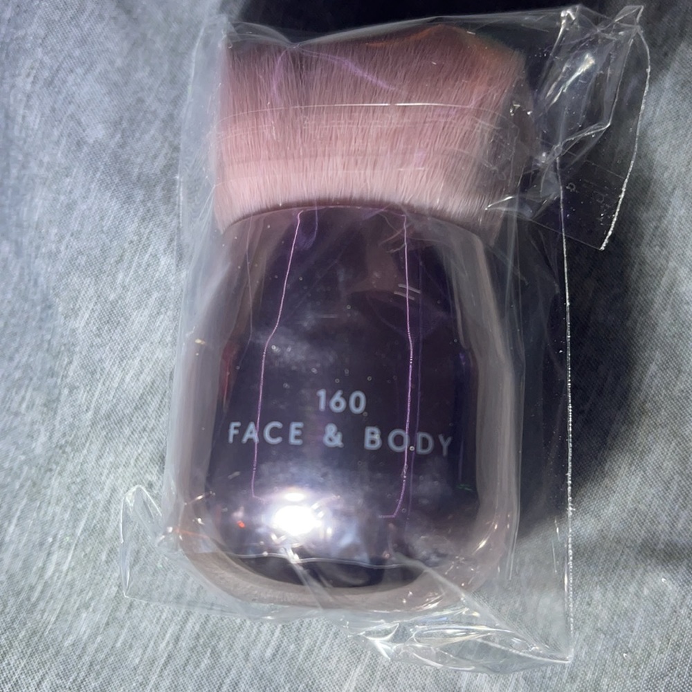 Fenty Face & Body Kabuki Brush 160 - Picture 5 of 5